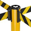 Normaler Absperrpfosten mit 2,4 m gelbem Band